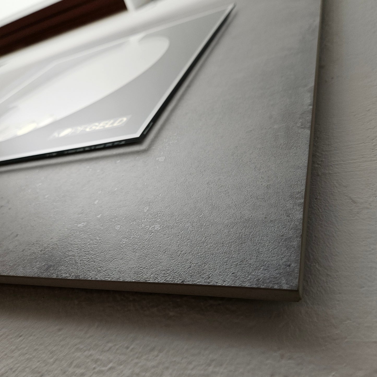 Kopfgeld - Space Gray auf Beton-Optik